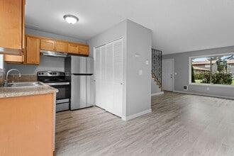 Building Photo - Spacious 2bed/1bath townhome