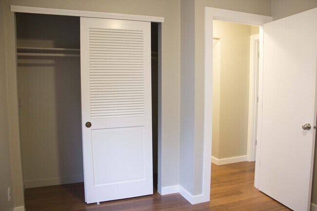 Building Photo - 2bed/2bath, W/D in unit, garage, and all d...