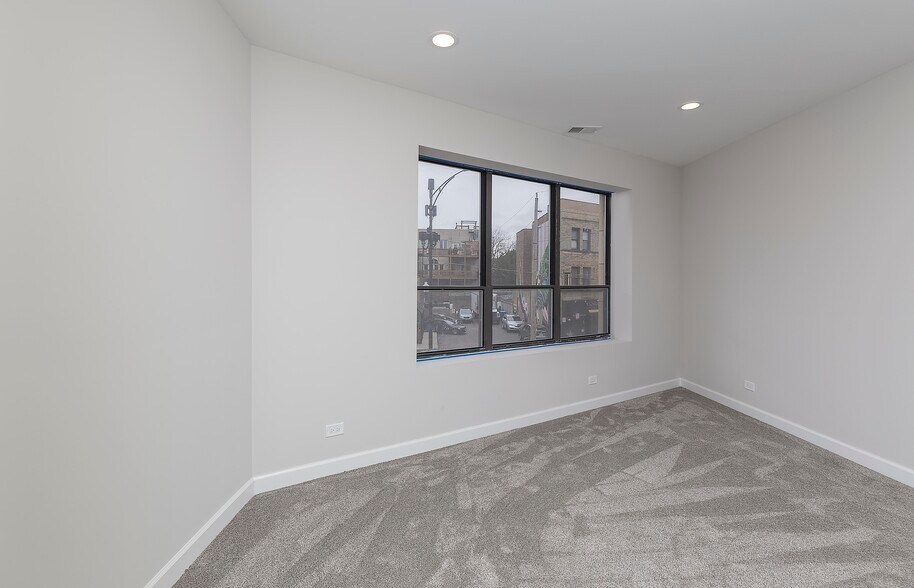 Building Photo - 2909 N Clark St