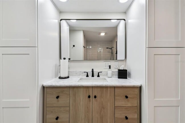 Building Photo - 9032 Mission Oaks Blvd