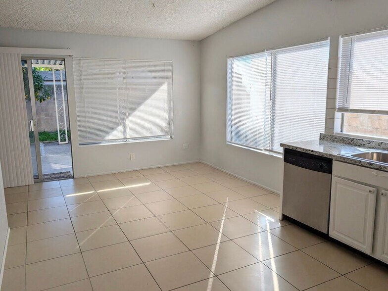 Building Photo - 914 W Alton Ave