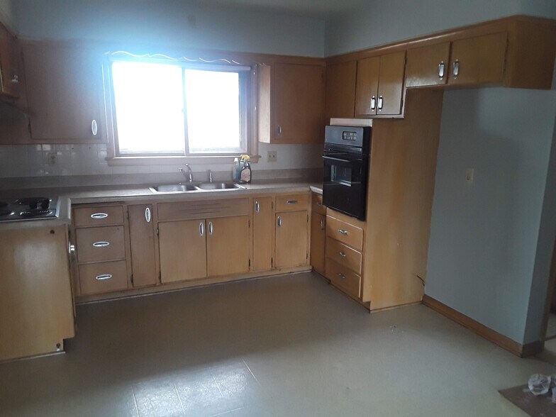 Building Photo - 6633 W Villard Ave