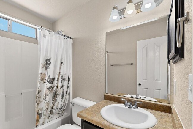 Building Photo - Two story 3 bedroom 2.5 bath in Santa Tere...