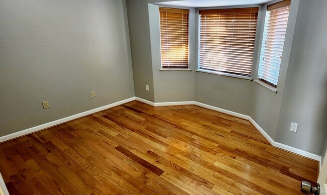 Building Photo - Spacious 2 bedroom Townhome w/ 2 car garage