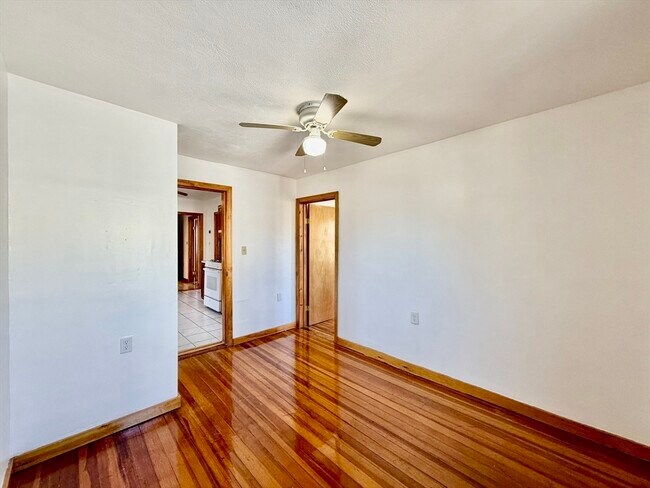 Building Photo - 156 Main St