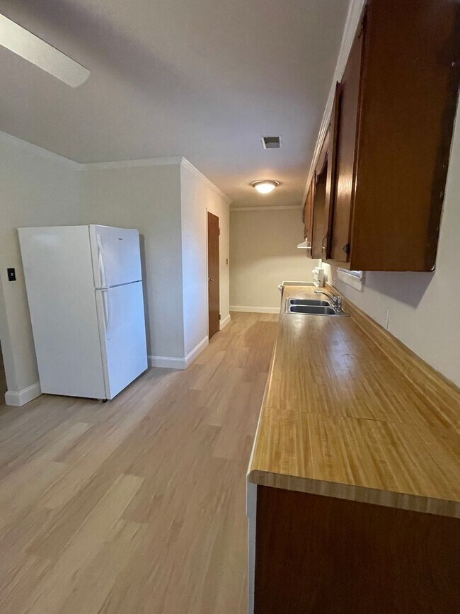 Building Photo - 2 Bedroom/1 Bathroom Duplex Located off of...