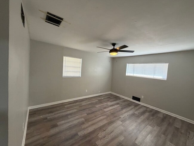 Building Photo - Large 3/2/2