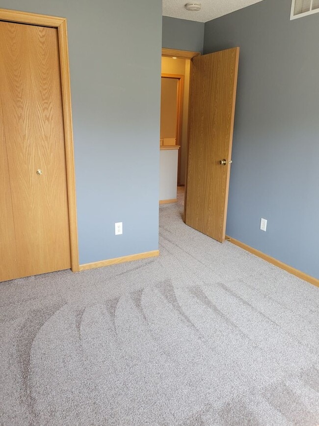 Building Photo - Spacious End Unit Townhouse