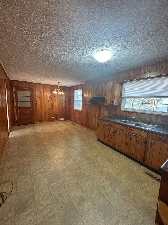 Building Photo - Updated 3bd/2bth home with Remodeled Master Suite & Prime Location!