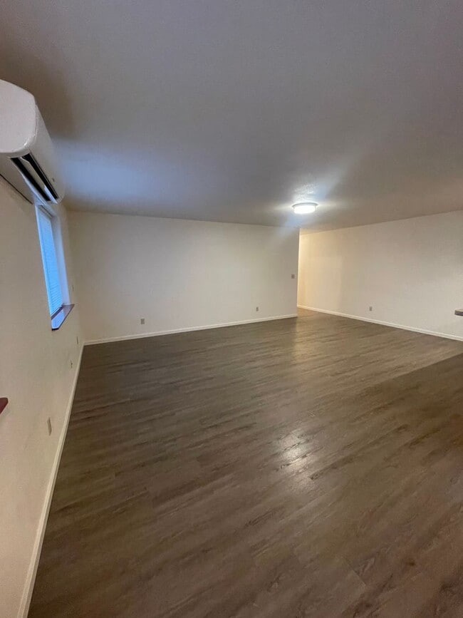 Building Photo - Convieniently located charming duplex with modern updates!