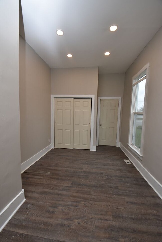 Building Photo - 434 W Lawrence St