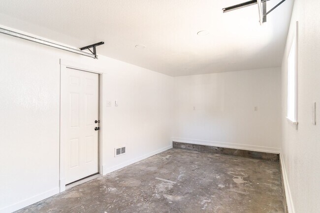 Building Photo - 1405 NE Water Ave