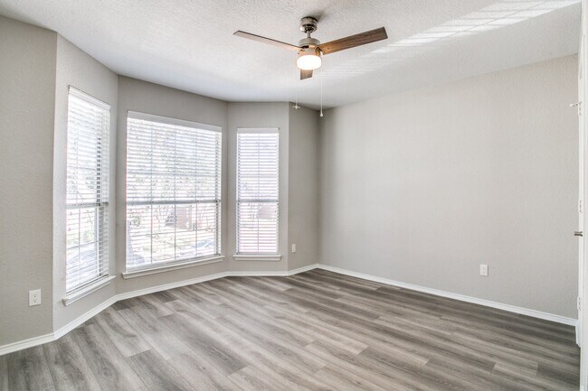 Building Photo - 641 Raintree Cir