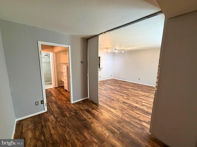 Building Photo - 6001 Arlington Blvd