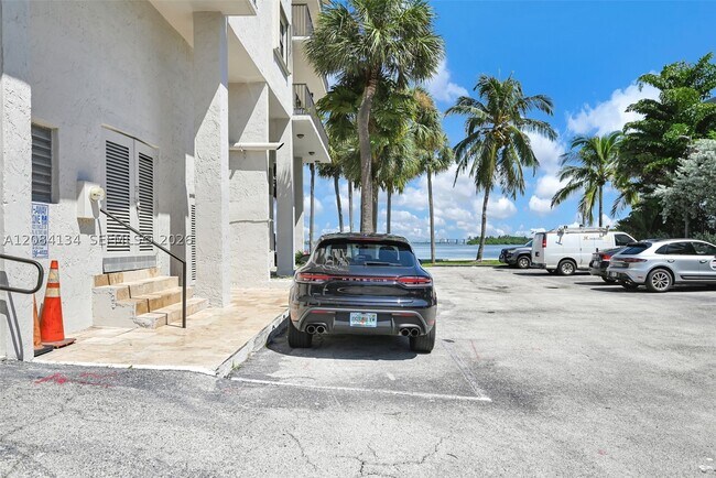 Building Photo - 801 N Venetian Dr