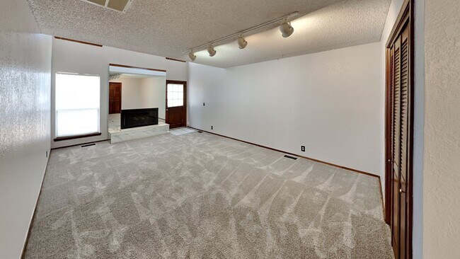 Building Photo - Spacious Townhouse 3 Bedroom 2 Bathroom with Bonus Room