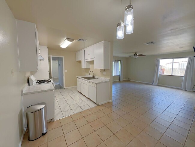 Building Photo - 8186-8188 Zinnia Place