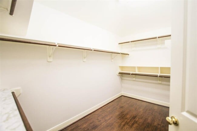 Building Photo - 6006 Briar Hill Ct