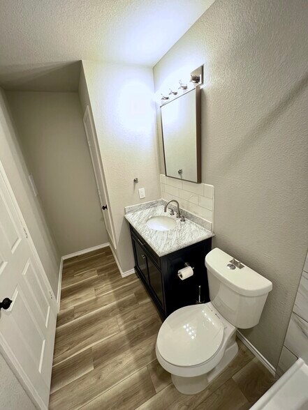 Building Photo - 3801 Meadowbrook Dr
