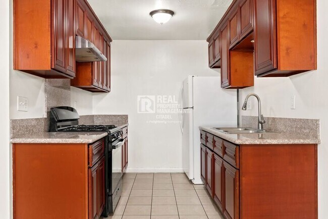 Building Photo - 3009 Canyon Crest Dr