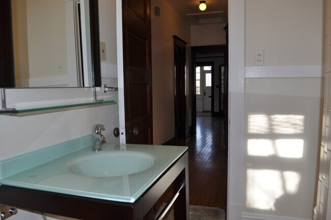 Building Photo - Beautiful Vintage Home