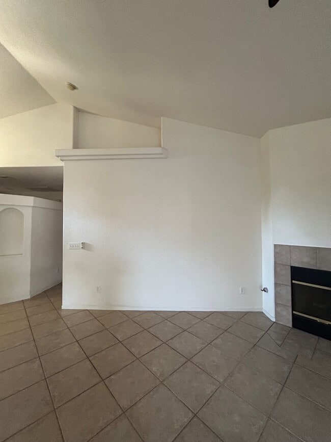 Building Photo - 2614 W Oakridge Ave