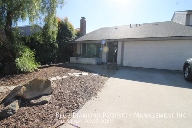 Building Photo - 1582 Lake Dr