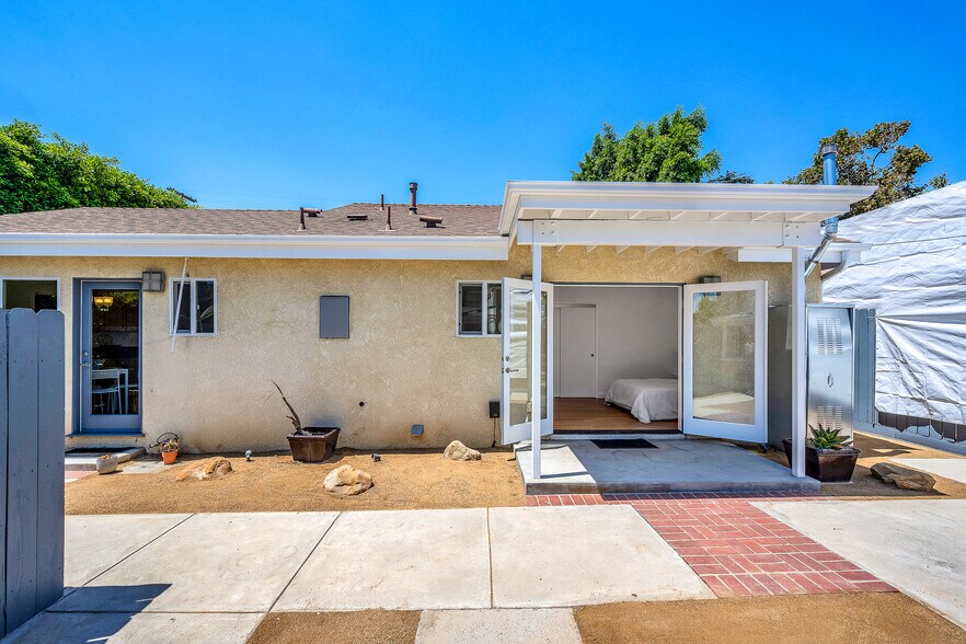 Building Photo - 910 N Hayworth Ave