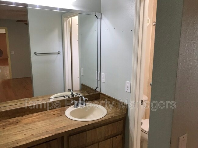 Building Photo - 16214 Pebblebrook Dr