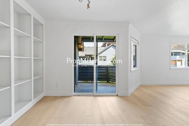 Building Photo - Beautifully Updated Condo in Multnomah Vil...