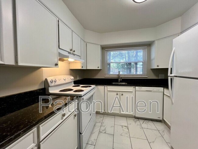 Building Photo - 1020 Hendersonville Rd