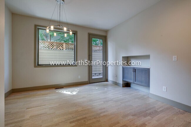 Building Photo - Town home located in west side Bend