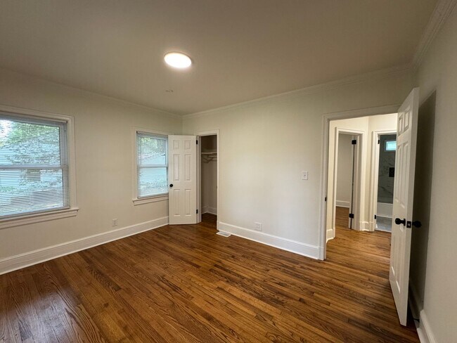 Building Photo - 2bed/1bath w/ detached garage!