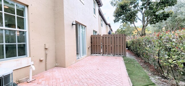 Building Photo - 6890 Julia Gardens Dr