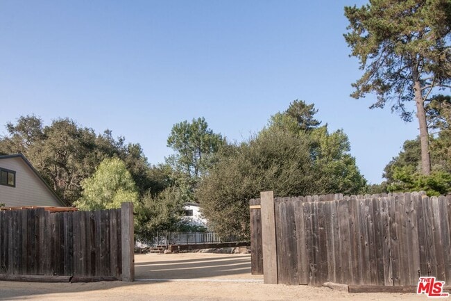 Building Photo - 1380 Old Topanga Canyon Rd
