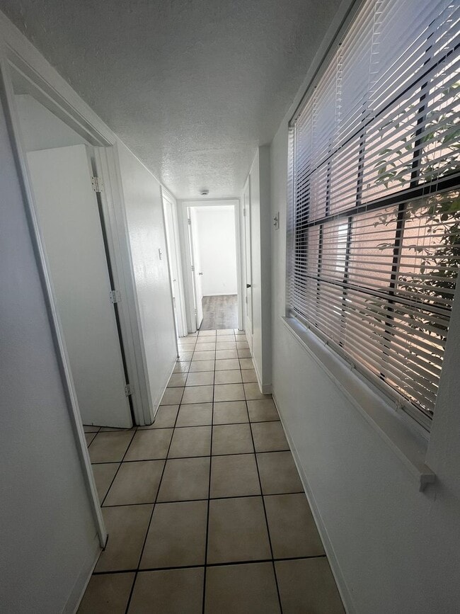 Building Photo - Updated 2 bedroom in Rio Rancho