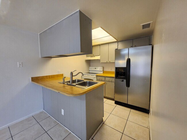 Building Photo - 2 level Condo
