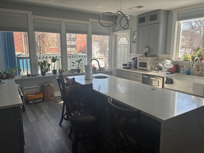 Building Photo - 4 BED 3.5 BATH RENOVATED HOUSE WITH AC LAUNDRY OUTDOOR SPACE!