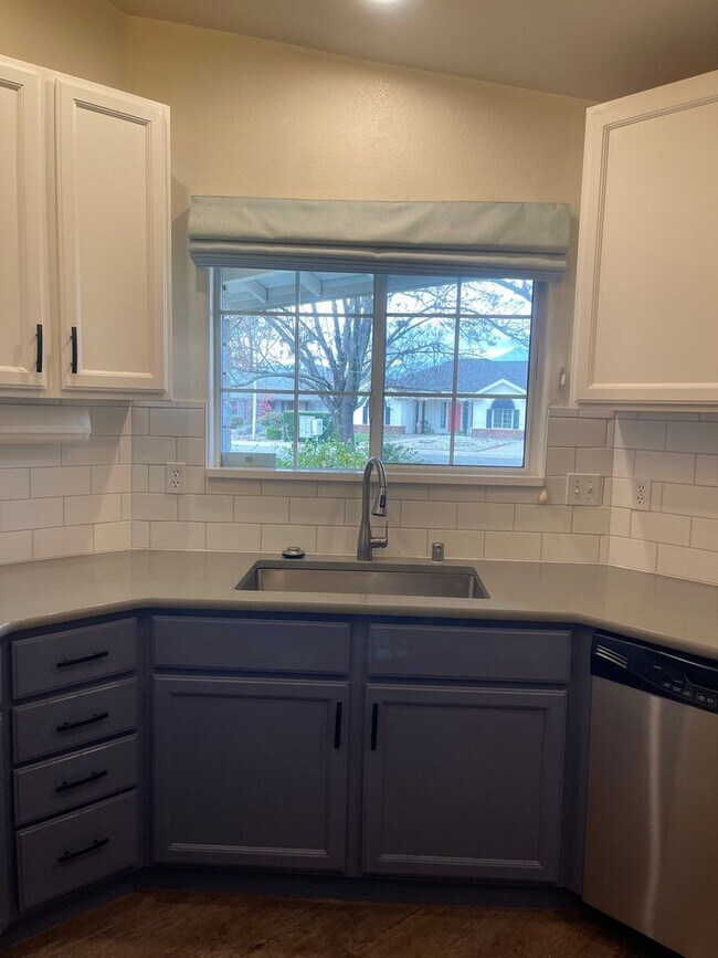 Building Photo - 3 BED 2 BATH HOUSE WITH FENCED BACKYARD IN THE COUNTRY HEIGHTS SUBDIVISION