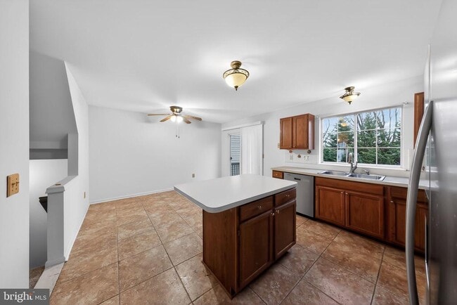 Building Photo - 409 Feather Dr