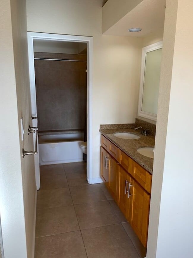 Building Photo - Quiet Mountain View Unit $2,900 2bd, 2ba, 2park; 3rd floor walk up
