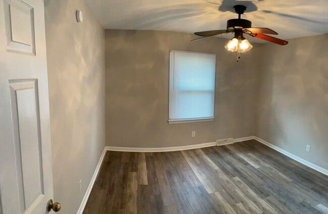 Building Photo - Brick Duplex in Prime Location