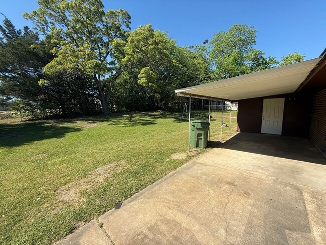Building Photo - ** 3 bed 1.5 bath located in Southlawn ** Call 334-366-9198 to schedule a self showing