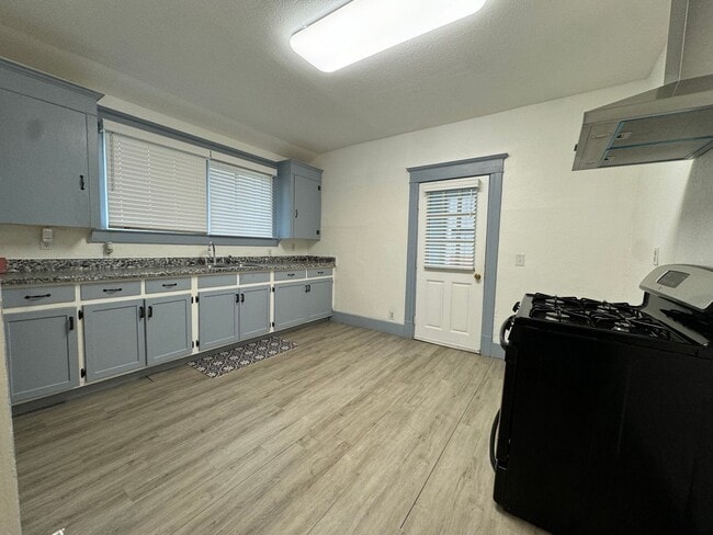 Building Photo - Charming 4 bedroom home