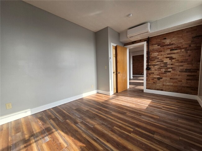 Building Photo - 27 E Main St