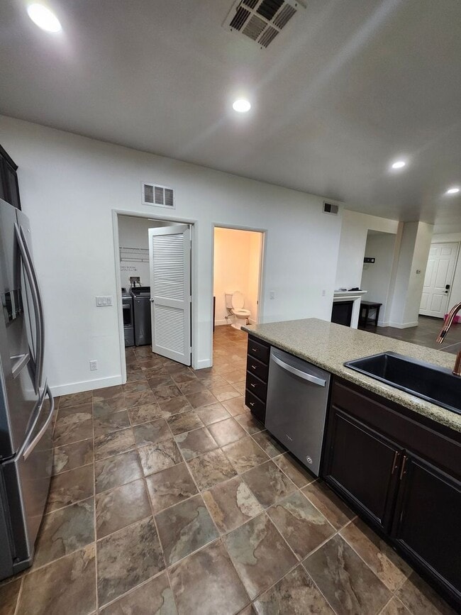 Building Photo - Beautiful two-story townhouse in Fontana G...