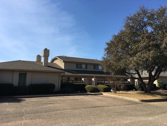 Building Photo - AVAILABLE NOW - 2 BEDROOM 2 BATH TOWNHOME ...