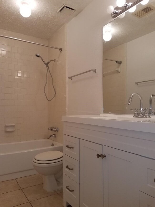 Building Photo - 13719 Rocky Bluff Dr