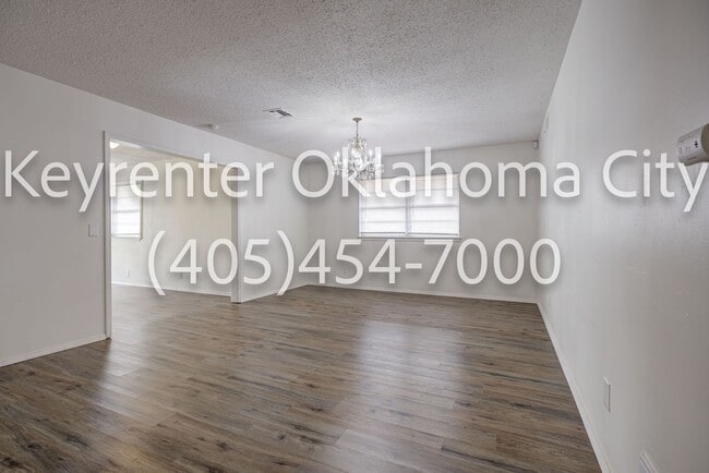 Building Photo - Massive 3BD/2BTH Home Minutes from the Highway.