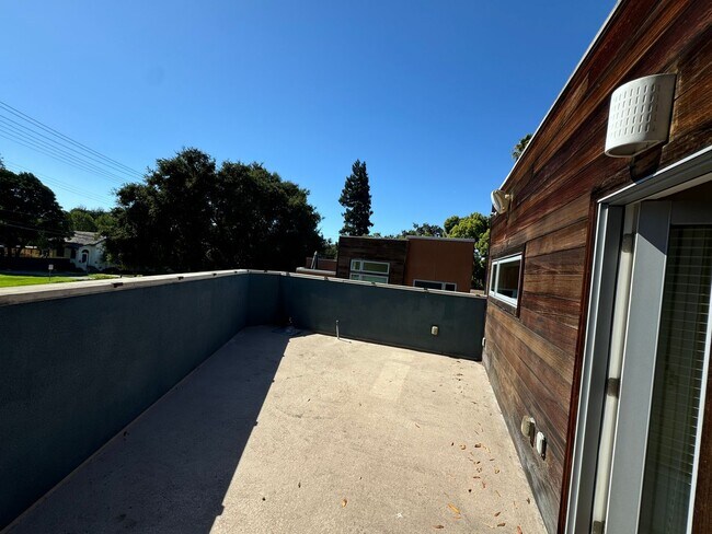 Building Photo - Modern 2 Bed / 1.5 Bath Home w/ Rooftop Deck; Garage w/ EV Outlet